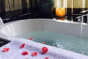 深圳光明区水疗池中的失重冥想：当身体学会漂浮